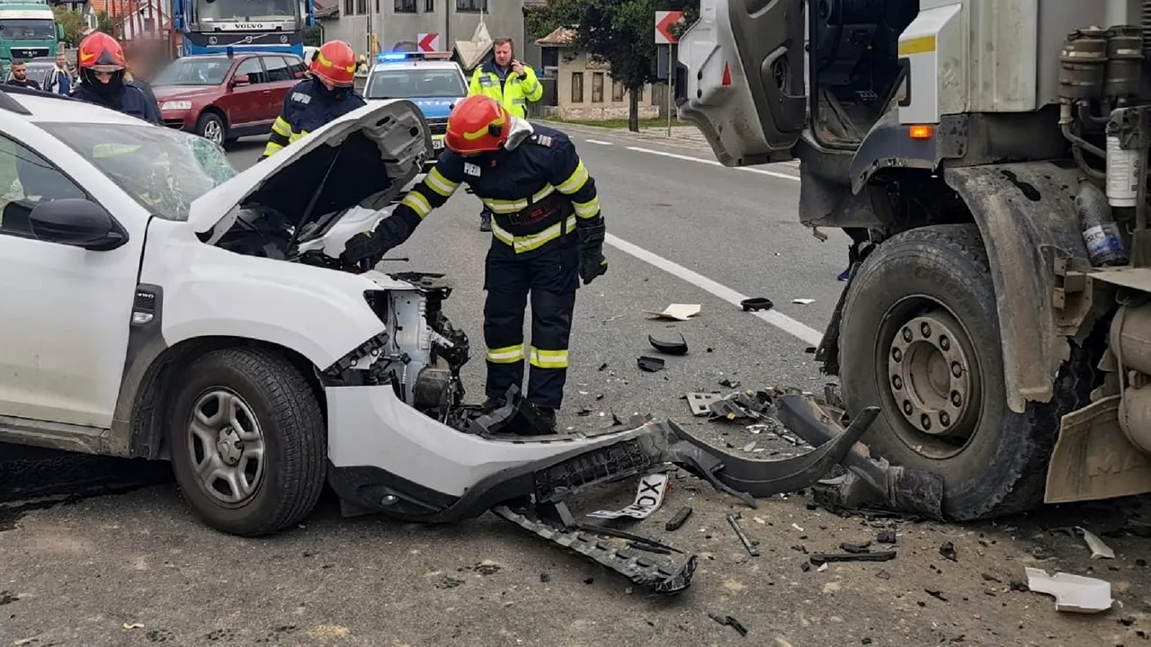 Impact frontal între o Dacia Duster și un camion main 