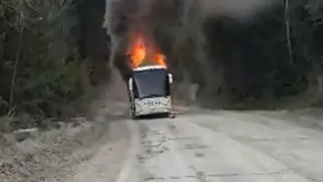 Un autobuz care transporta muncitori la o uzină din Apuseni a ars ca o torță - VIDEO