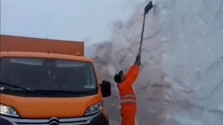 Zăpadă de 4 metri pe Transalpina, mai înaltă decât utilajele de deszăpezire - VIDEO