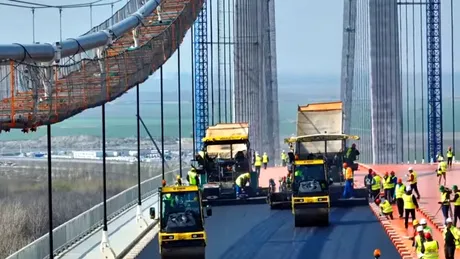 Primul strat de asfalt turnat pe podul peste Dunăre de la Brăila - Galerie foto și VIDEO