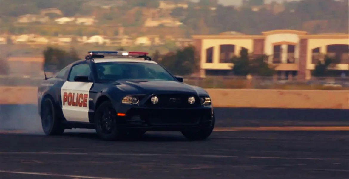 Drift cu Ford Mustang GT 5.0 de Poliţie? Desigur! VIDEO