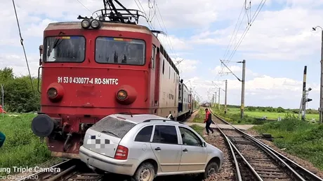 Un tren a acroșat un autoturism la o trecere la nivel cu calea ferată în Vrancea - FOTO