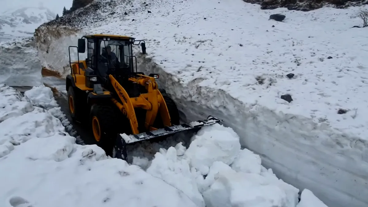 Cât de mare e, de fapt, zăpada pe Transalpina și Transfăgărașan? Drumarilor nu le vine să creadă