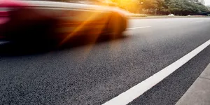 2026: Reguli speciale pentru șoferi la trecerea de pietoni. Ești obligat să oprești dacă pietonul e pe sensul opus?