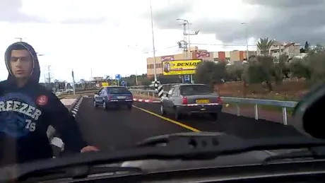 VIDEO: ce-i mai tare in trafic, bâta sau pistolul?