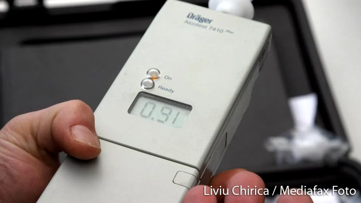 Ce face omul la beţie: urcă la volan, conduce cu 121 km/h in localitate şi sare la gâtul poliţistilor