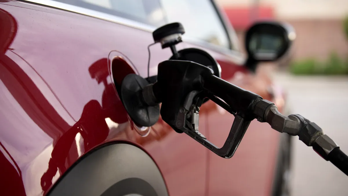 Șoferii ar putea plăti 10 lei pentru un litru de motorină în august. Scenariul prin care s-ar putea ajunge la 11,5 lei pe litru