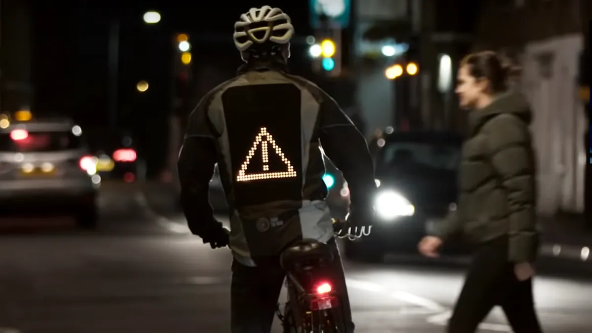 Ford a inventat jacheta cu afișaj LED pentru bicicliști - VIDEO