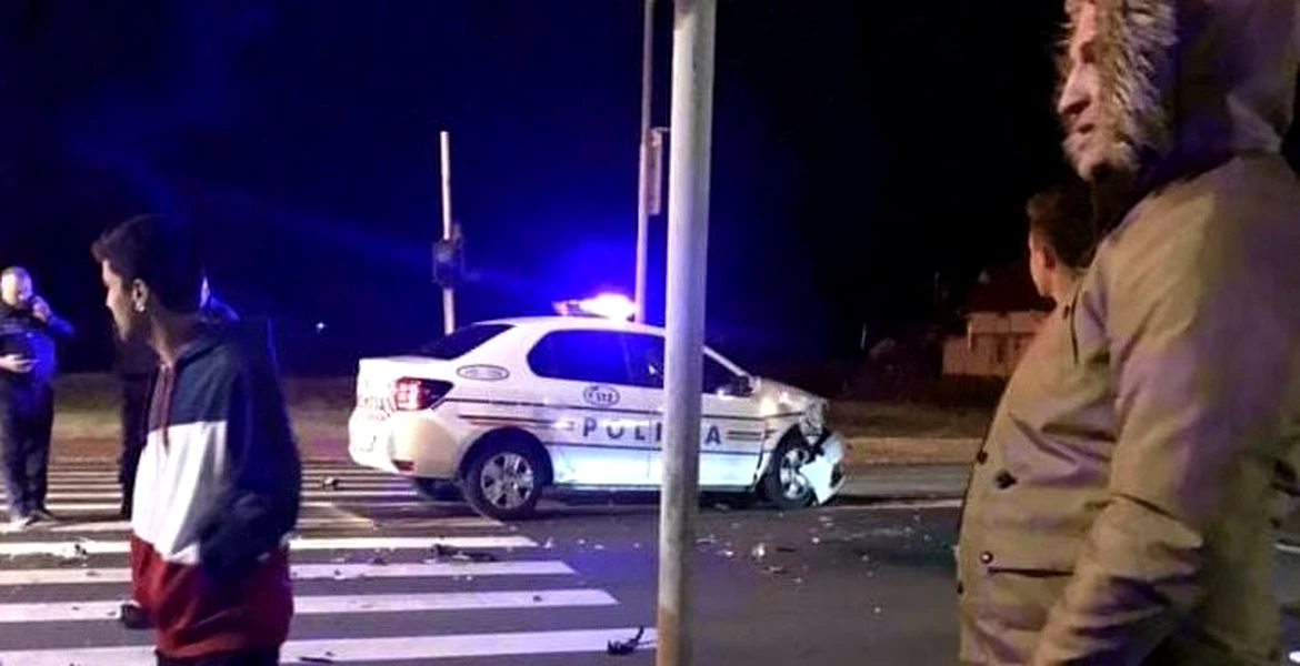 O maşina a Poliţiei a fost distrusă în intersecție de un tânăr imprudent – FOTO