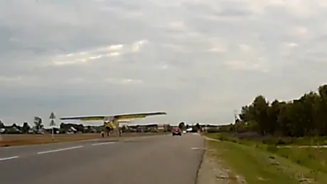 Video: În Rusia avioanele aterizează pe stradă
