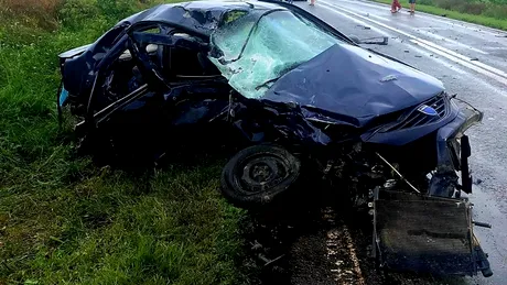 Doi soţi, ucişi pe loc într-un cumplit accident. Dacia Logan în care se aflau s-a făcut praf - GALERIE FOTO