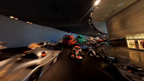 Filmare spectaculoasă cu drona FPV în Muzeul Mercedes-Benz - VIDEO
