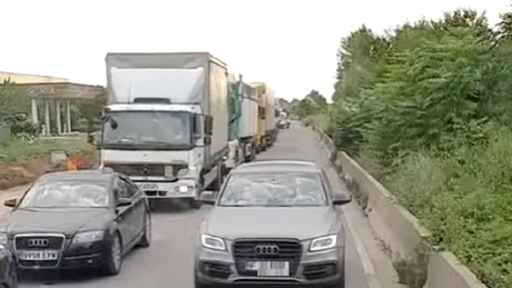 Șoferul unui SUV Audi a fost pus la punct de șoferul unui TIR. ”M-a uns pe suflet filmulețul ăsta” VIDEO