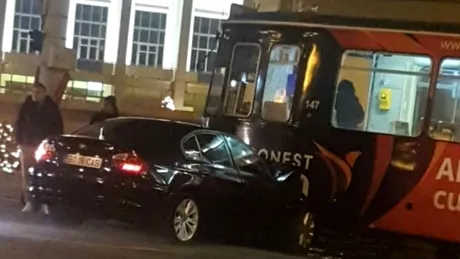 Răzbunare? Un BMW a lovit în plin un tramvai la Iași