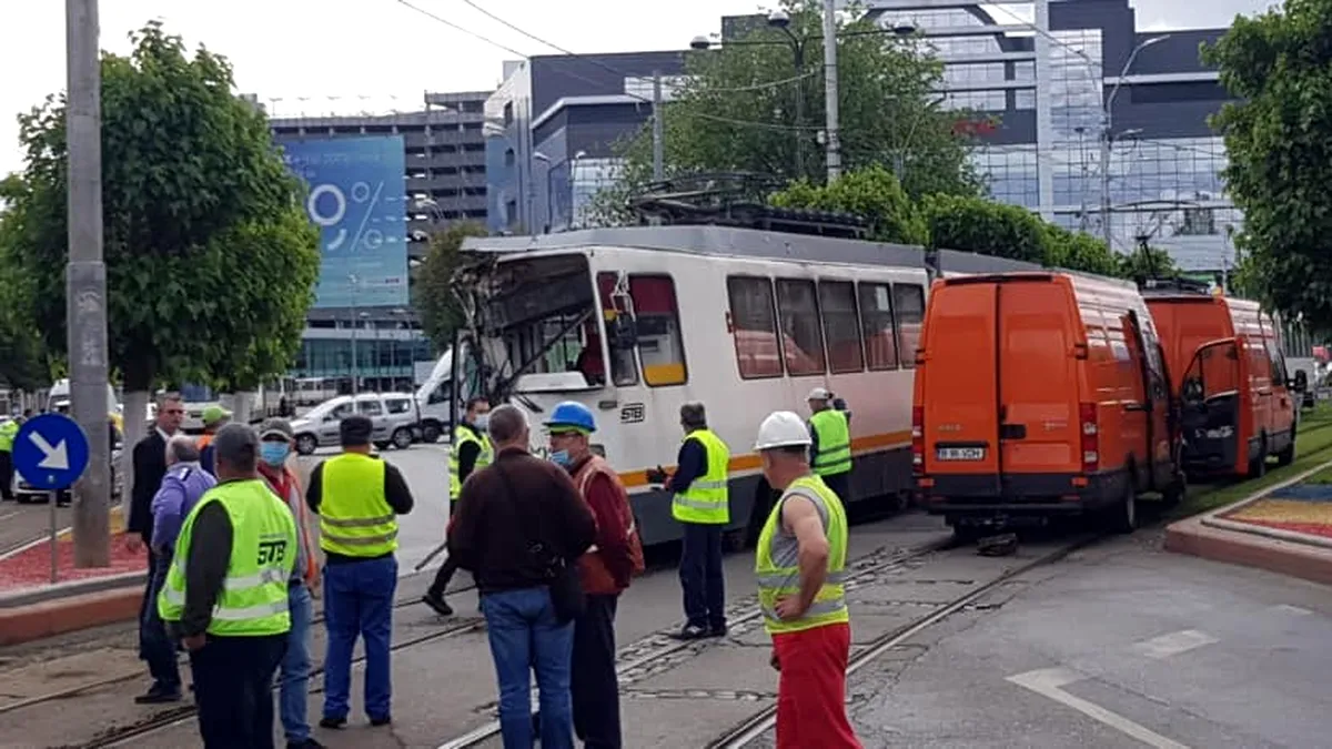 Două tramvaie s-au ciocnit în București, cinci linii blocate