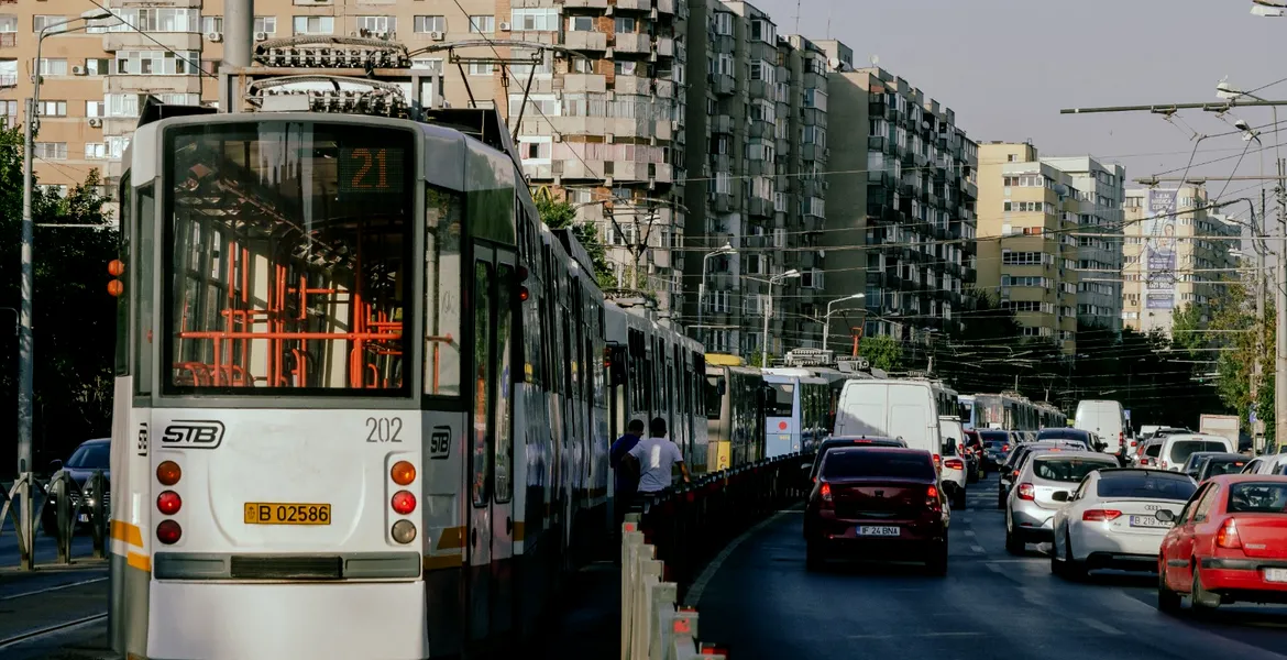 Pot șoferii să depășească pe linia de tramvai fără să ia amendă?