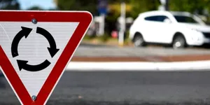 În sensul giratoriu cu două benzi, prioritate are cel de prima sau cel de pe a doua bandă? Cum se aplică legea în 2026