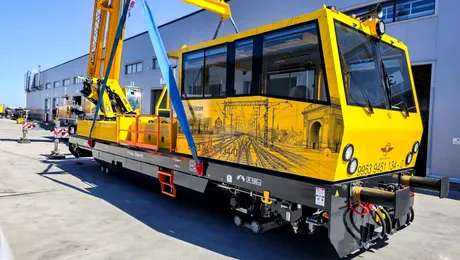 O drezină fabricată în România și un camion capabil să ruleze pe șine de tren, prezentate la un târg de la Berlin de o companie locală