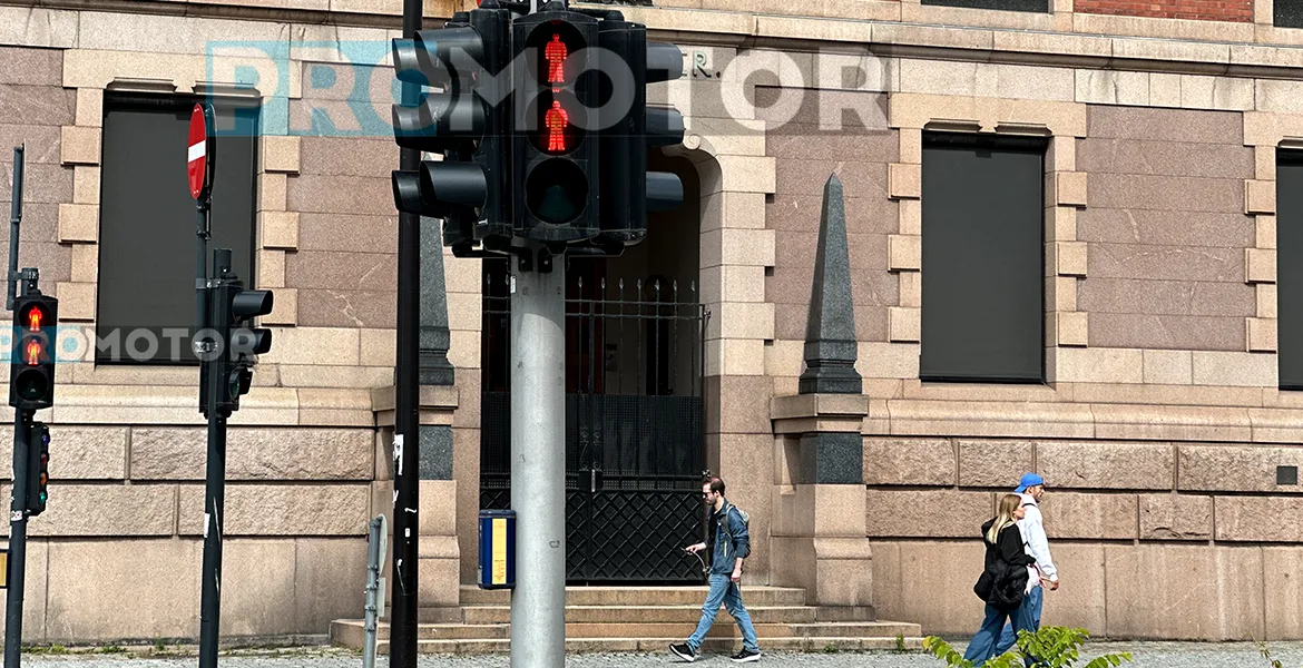De ce au semafoarele două lumini roșii? Detaliul care salvează vieți