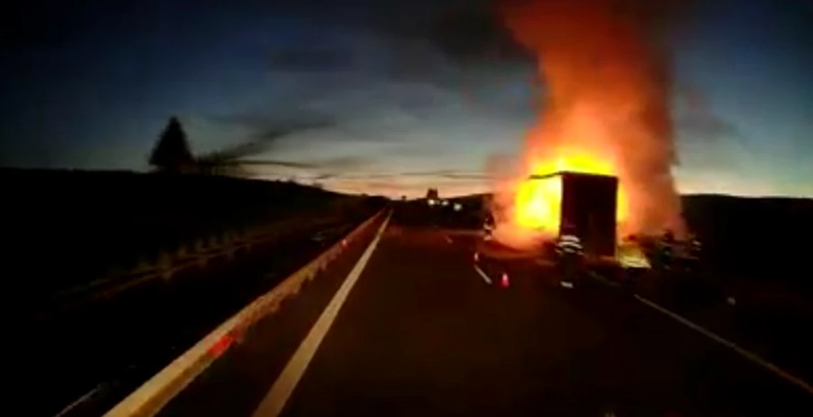 Un TIR a luat foc pe Autostrada Transilvaniei – VIDEO