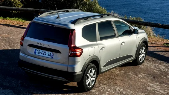 Cum transformi o Dacia Jogger într-un camper în doar 4 minute. Soluția de 1.400 de lei apărută pe OLX