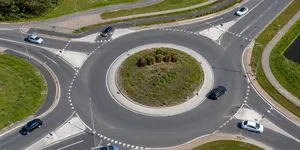 Pe ce bandă ești obligat să ieși din sensul giratoriu? Regula care se aplică în 2026