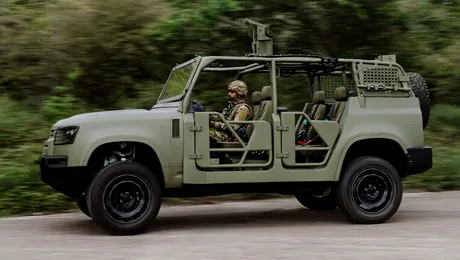 <span class='prepend'>Foto |</span> Land Rover Defender se transformă în vehicul militar. Trei SUV-uri, prezentate la un eveniment militar din Marea Britanie