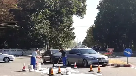 Cum se adună corect vopseaua cu lopata - VIDEO