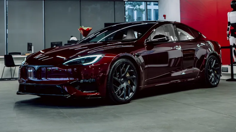 <span class='prepend'>Foto |</span> Tesla Model S Signature a ajuns acum și în România. Primul model importat aparține lui Dominic Marcu, campion național la viteză în coastă