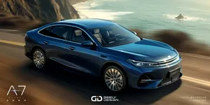 Chinezii de la Geely au lansat un sedan hibrid cu peste 2.000 km autonomie