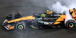 Designul creat special de fani pentru Velo si echipa McLaren de Formula 1 în centrul atenției, în timp ce Lando Norris câștigă Campionatul Mondial al Piloților 2025 în Abu Dhabi