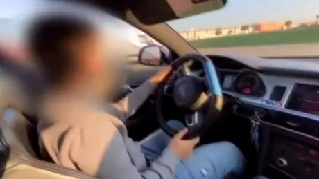 Din dragoste pentru mașini... și expunere. Un vlogger a lăsat un copil de 10 ani să îi conducă mașina - VIDEO
