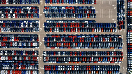 Fotografii făcute din dronă cu o parcare gigant plină cu mașini Dacia, proaspăt ieșite din fabrică