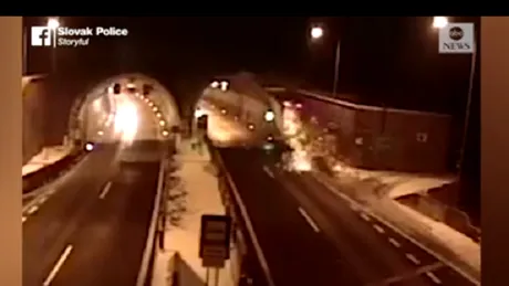 Accident spectaculos: o maşina este propulsată în aer, scoate scântei şi se învârte la 360 de grade - VIDEO