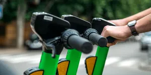 Bruxelles interzice complet trotinetele electrice de închiriat din 2027 din cauza accidentelor și a criminalității