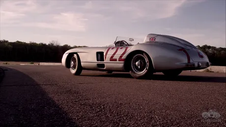 ISTORIE: Sir Stirling Moss şi Mercedes-Benz 300 SLR. Invincibilii