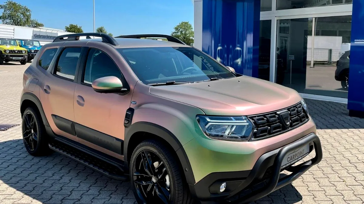 Cea mai scumpă Dacia Duster se vinde în Germania. A primit o culoare nouă a caroseriei: ”matt avocado”