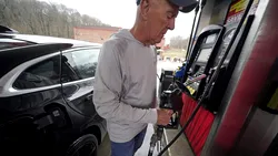 Motorina a trecut de 9 lei și benzina s-a scumpit cu 15 bani! Unde se vinde cel mai ieftin carburant și ce urmează