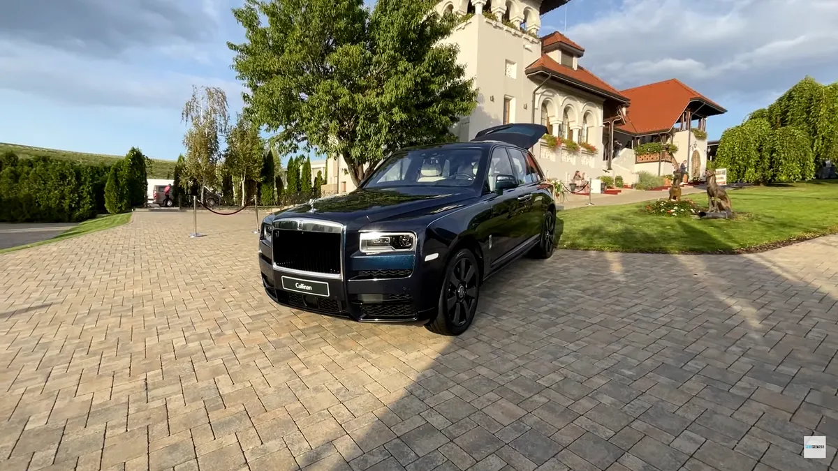 Prezentarea celui mai luxos SUV: Rolls-Royce Cullinan Frozen Lakes Edition