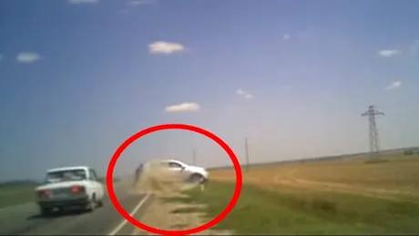 VIDEO: care credeţi că este cauza acestui accident dur?