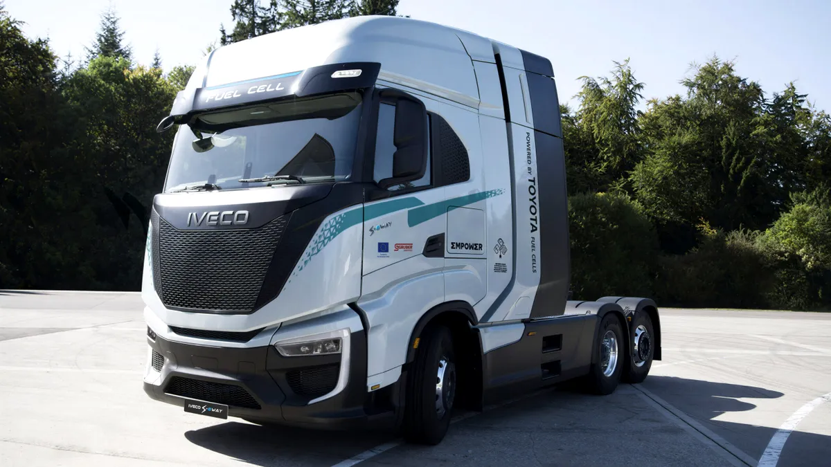 Iveco și Toyota lucrează la un camion cu pilă de combustie pe hidrogen pe bani europeni. Promit o autonomie de peste 900 de kilometri