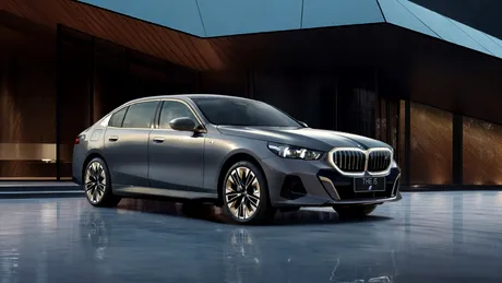 BMW Seria 5 destinat pieței din China: mașina are ampatament alungit și ecran de 31 inch pentru pasagerii din spate