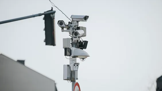 Camere cu inteligență artificială: Peste 10.000 de șoferi din Grecia, prinși într-o singură lună, că au trecut pe roșu