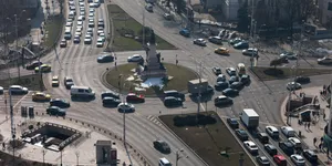 Restricții pentru mașinile vechi în marile orașe din România. Din 2027, primăriile vor stabili zone cu nivel scăzut de emisii