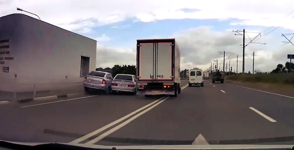 Rusia e o junglă, iar compilaţia accidentelor din luna mai dovedeşte asta. VIDEO