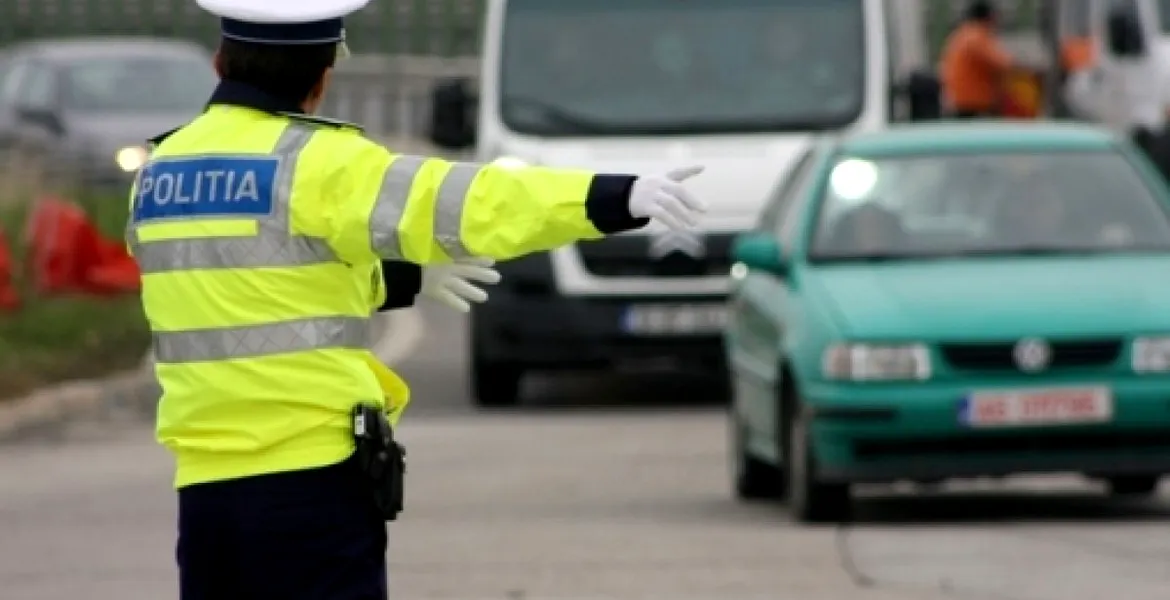 Noua tehnică a Poliţiei Rutiere. Cei care circulă pe linia de tramvai nu mai au nicio scăpare [VIDEO]