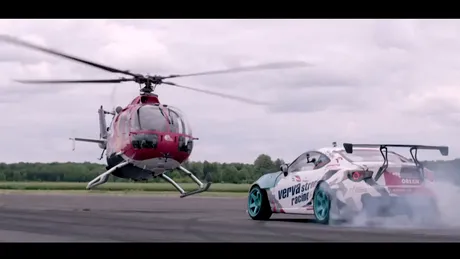 Felix Baumgartner urmăreşte o maşină de drift. Cu elicopterul! (VIDEO)