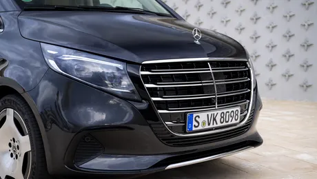 VIDEO – Un român nu a mai fost satisfăcut de Mercedes-Benz Clasa S. S-a dus până în China să își cumpere o mașină de lux