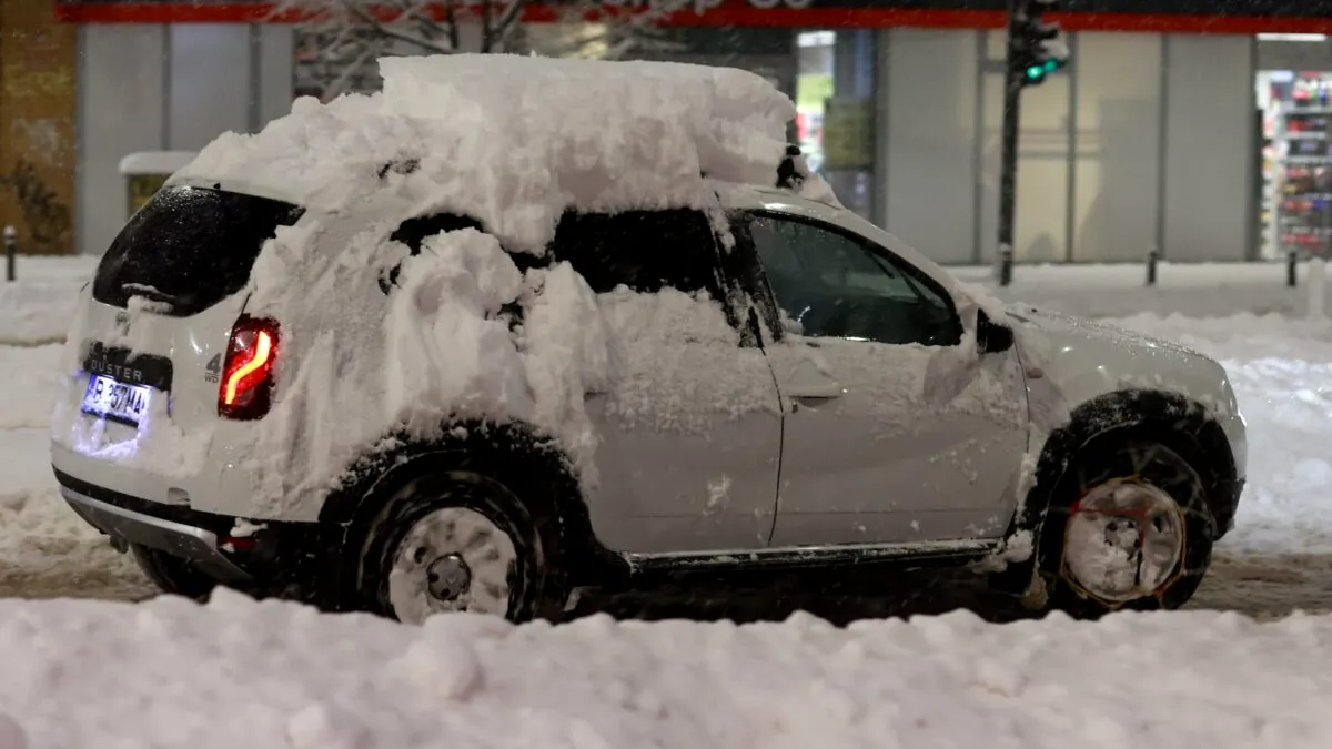 Șoferii care nu își curăță mașinile de zăpadă vor fi amendați. Codul Rutier 2026 prevede sancțiuni uriașe