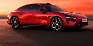 Xiaomi SU7 facelift (2026): autonomie de până la 902 km și tehnologie AI avansată, rival pentru Tesla Model 3